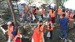 DLH Selayar Kerahkan Puluhan Petugas Bersihkan Pantai Wisata Pabbadilang